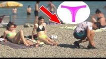 Девушки на пляже угорают над мужиком в стрингах - «Видео приколы»
