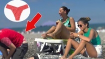 Реакция девушек на парня идущего по пляжу в стрингах - «Видео приколы»
