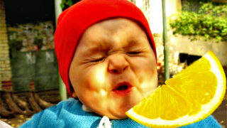 Реакция маленьких детей на лимон - «Видео приколы»