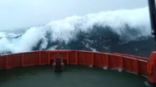 Корабль разбит чудовищными волнами во время шторма в Северном море - «Видео приколы»