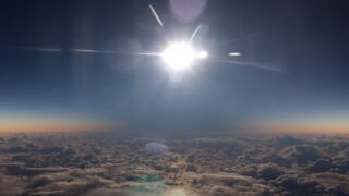 Полет во время полного солнечного затмения на высоте 10 км - «Видео приколы»