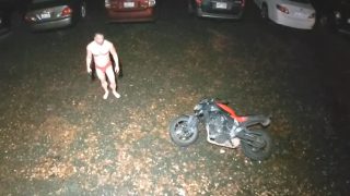 Кражу мотоцикла прервал владелец пистолета в красных трусах - «Видео приколы»