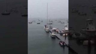 Молния ударила в мачту лодки во время шторма - «Видео приколы»