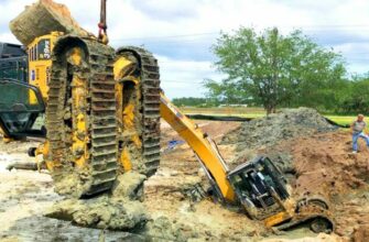 Попытка достать трактор из грязи не удалась - «Видео приколы»