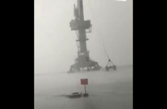Тайфун «Талим» сносит морской кран в Китае - «Видео приколы»