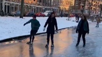 Неожиданно погрузился под лед когда хотел обогнать девушку на коньках - «Видео приколы»