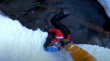 В Сочи лыжник едва не погиб, упав во время съезда с горы в яму с ледяной водой - «Видео приколы»