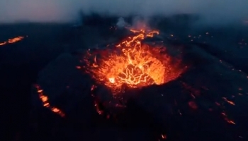 Видео с дрона через извергающийся вулкан в Исландии - «Видео приколы»
