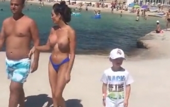 Отец снимает сына на пляже, как вдруг… - «Видео приколы»
