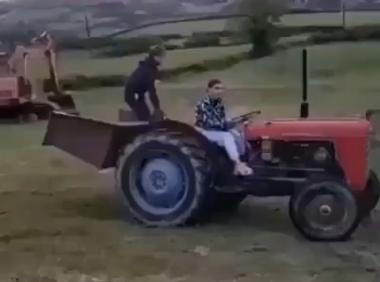 Когда жена попросила покататься на тракторе - «Видео приколы»