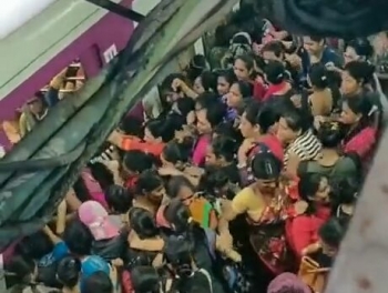 Посадка на поезд в Индии в час пик - «Видео приколы»