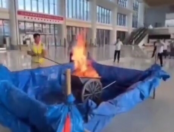 Умный разбрызгиватель в здании аэропорта тушит пожар - «Видео приколы»